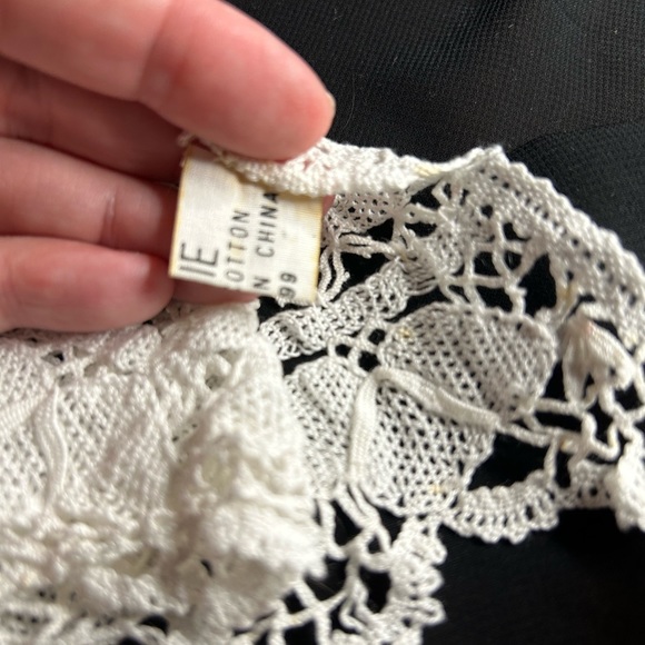 ANNIE VTG Crocheted Attachable pin on Collar. Clean, no stains. - Picture 6 of 7